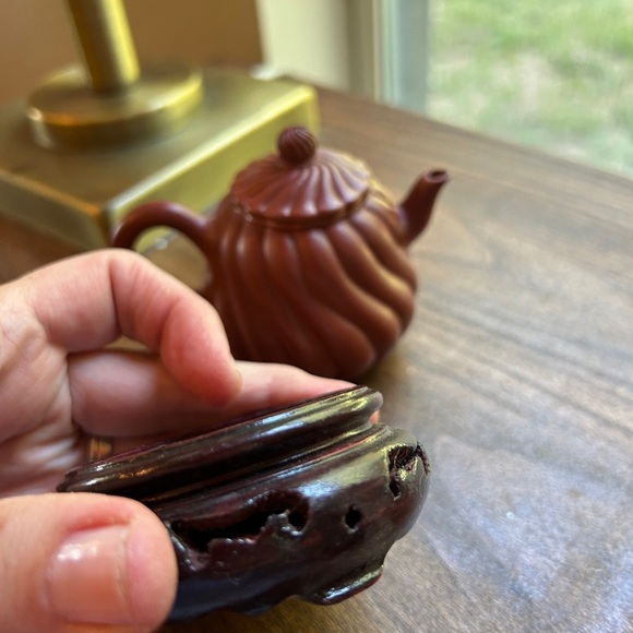 Vintage Yixing China zisha clay teapot. Stamped by artist. Comes with wood stand - Picture 3 of 11
